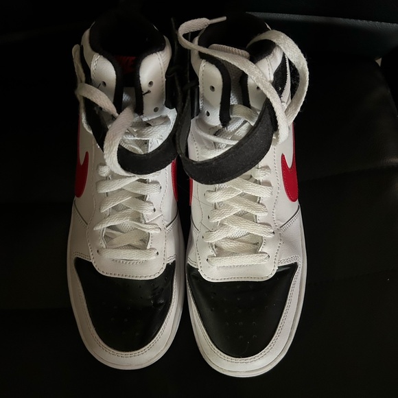 Nike Court Borough Mid 2 still in great Shape my son only used it like 2times - Picture 2 of 16